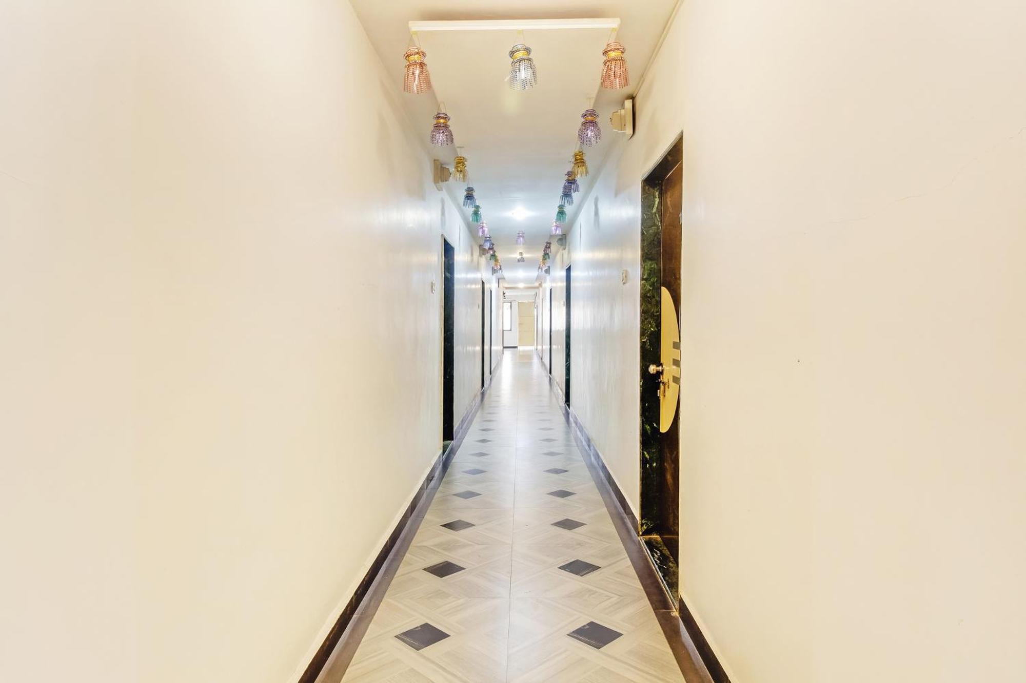 Spot On Harihar Lodging And Yatri Niwas Hotell Kolhapur Exteriör bild
